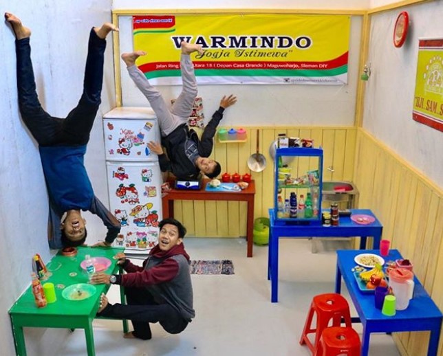 burjo terbalik di Upside Down World
