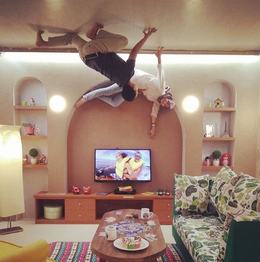 living room terbalik di Upside Down World Jogja