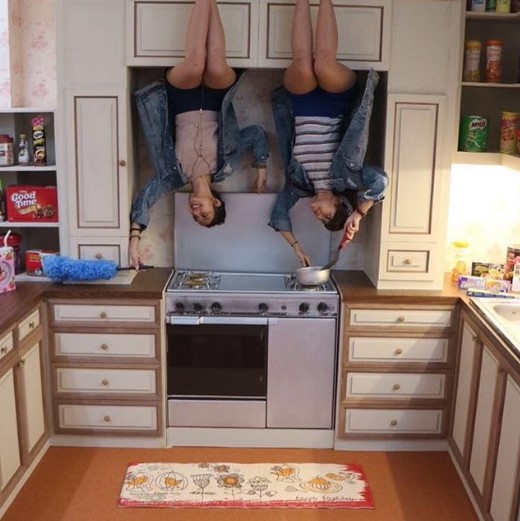 ruang dapur terbalik di upside down world jogja