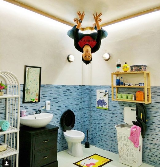 ruang kamar mandi upside down world jogja