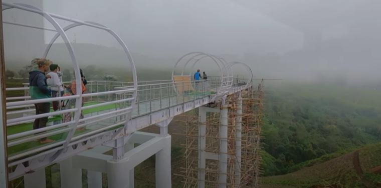 Jembatan Kaca Sky Hills